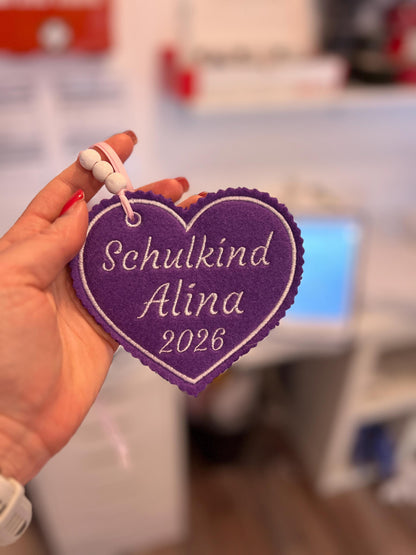 Herzanhänger für Schultüte aus Filz |mit Name hochwertig bestickt | zum Befestigen an der Schultüte für Schulkind 2026
