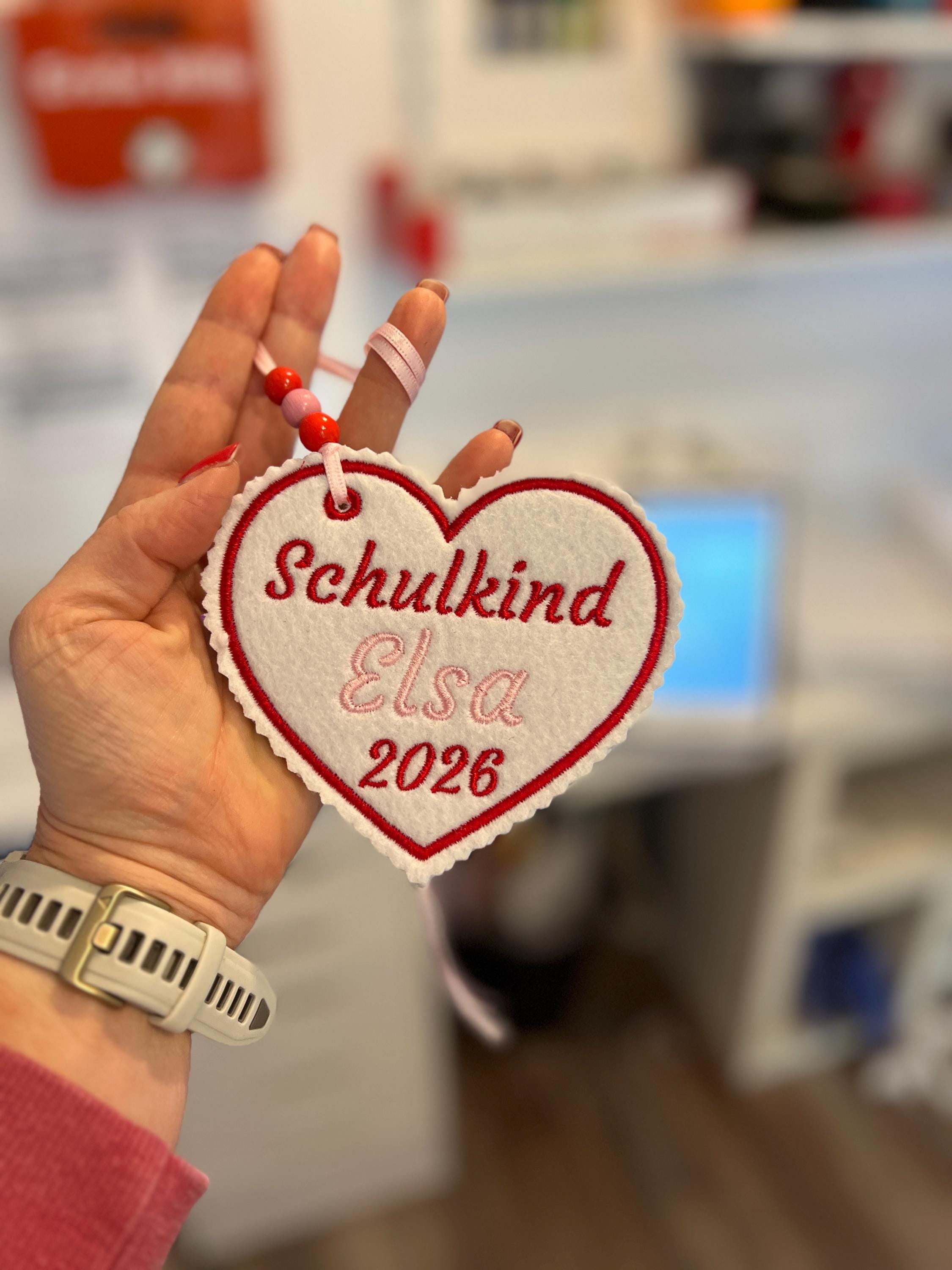 Herzanhänger für Schultüte aus Filz |mit Name hochwertig bestickt | zum Befestigen an der Schultüte für Schulkind 2026