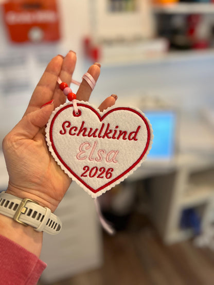 Herzanhänger für Schultüte aus Filz |mit Name hochwertig bestickt | zum Befestigen an der Schultüte für Schulkind 2026