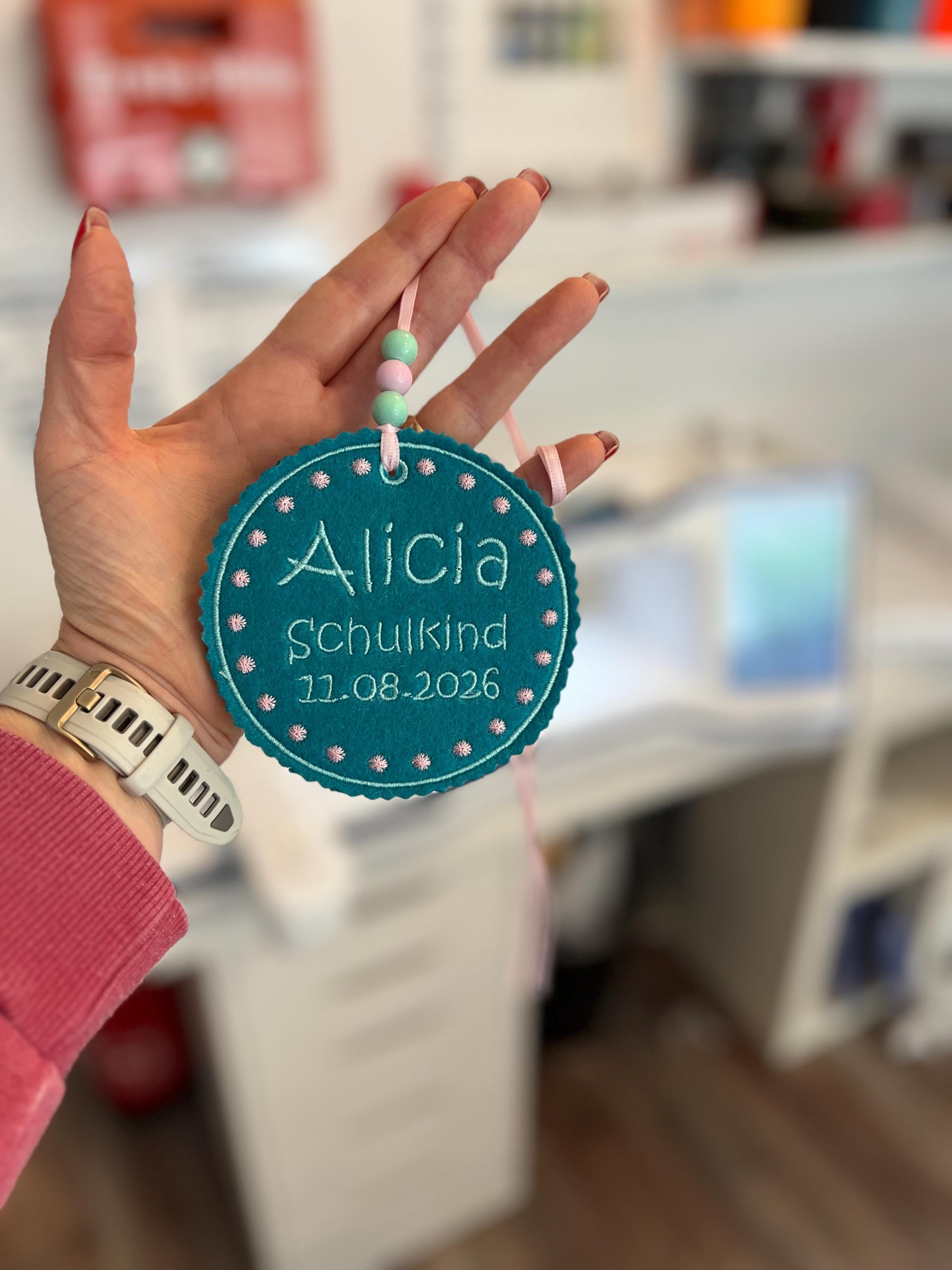 Personalisierter Anhänger für Schultüte | hochwertig bestickt | Geschenk Einschulung 2026