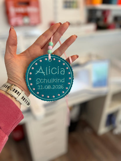Personalisierter Anhänger für Schultüte | hochwertig bestickt | Geschenk Einschulung 2026
