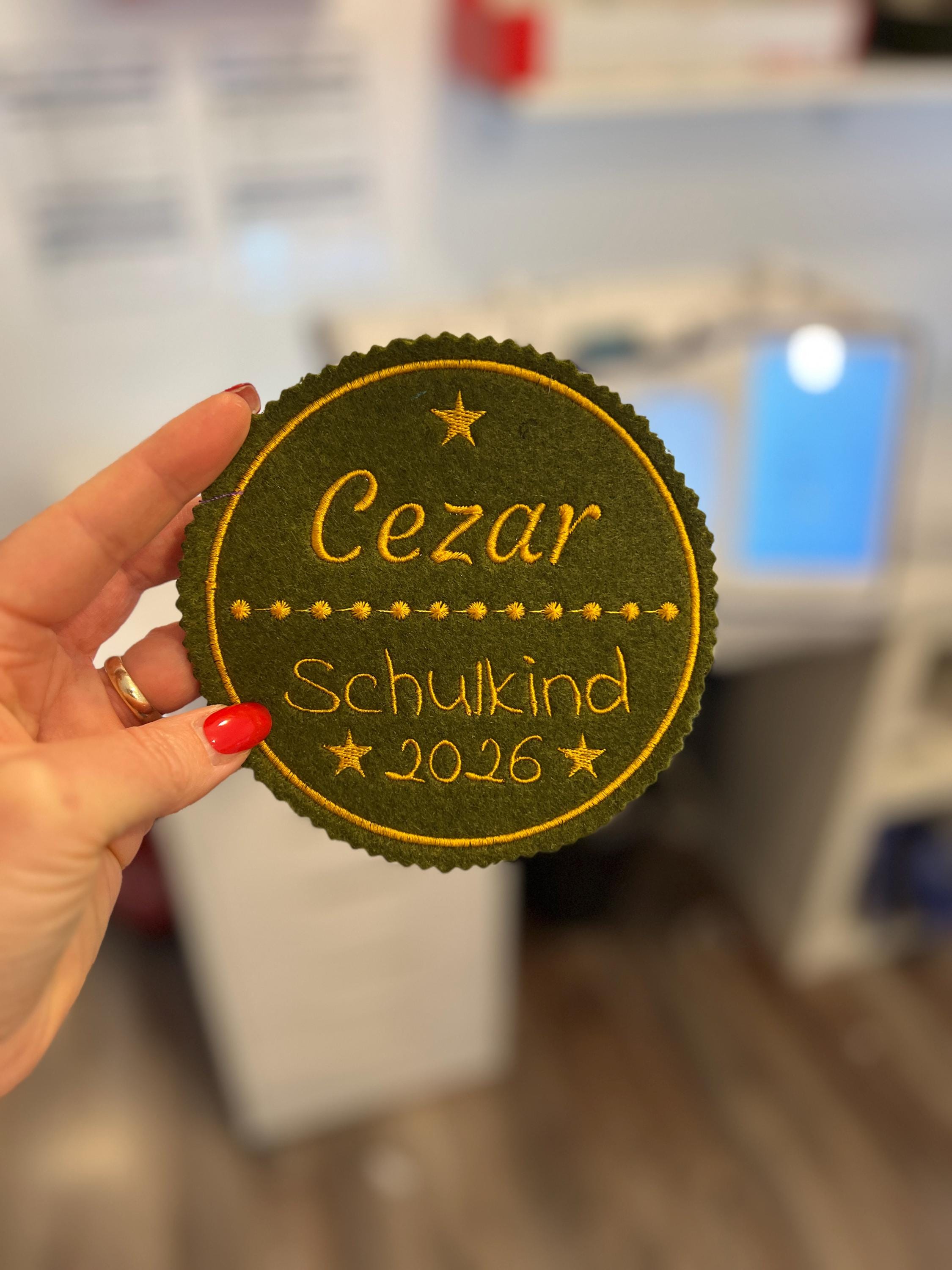 Applikation für Schultüte aus Filz mit Name personalisiert und Schulkind 2026 hochwertig bestickt und in vielen Farben möglich