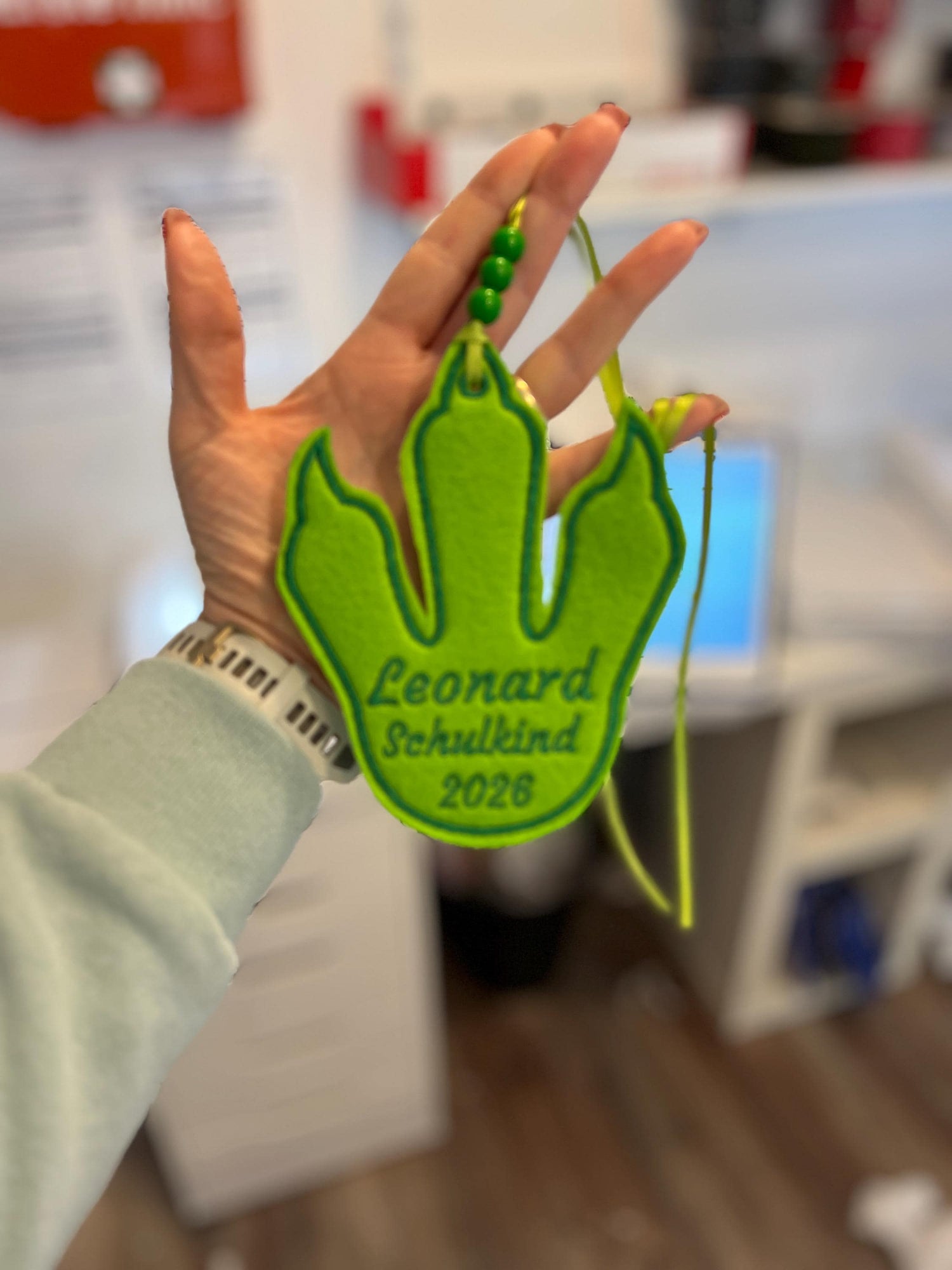 Personalisierter Dino Anhänger für Schultüte |mit Name hochwertig bestickt | zum Befestigen an der Schultüte