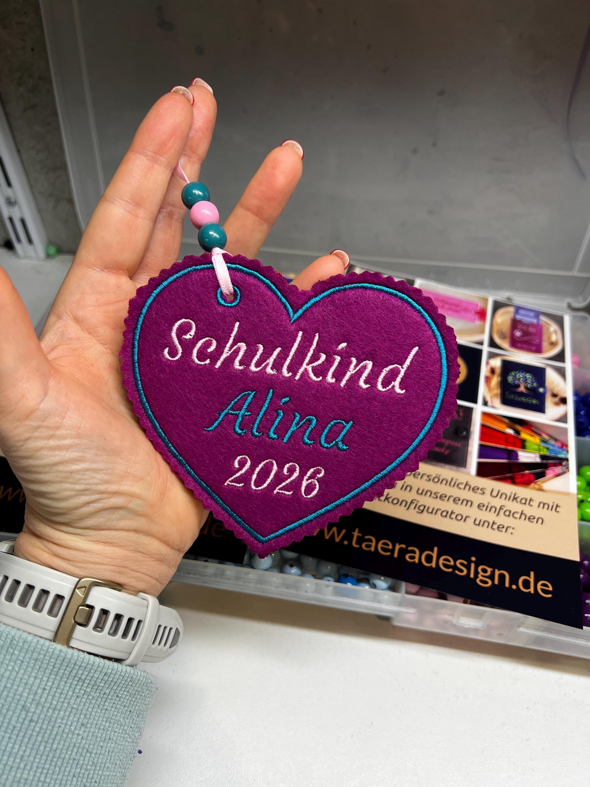 Herzanhänger für Schultüte aus Filz |mit Name hochwertig bestickt | zum Befestigen an der Schultüte für Schulkind 2026