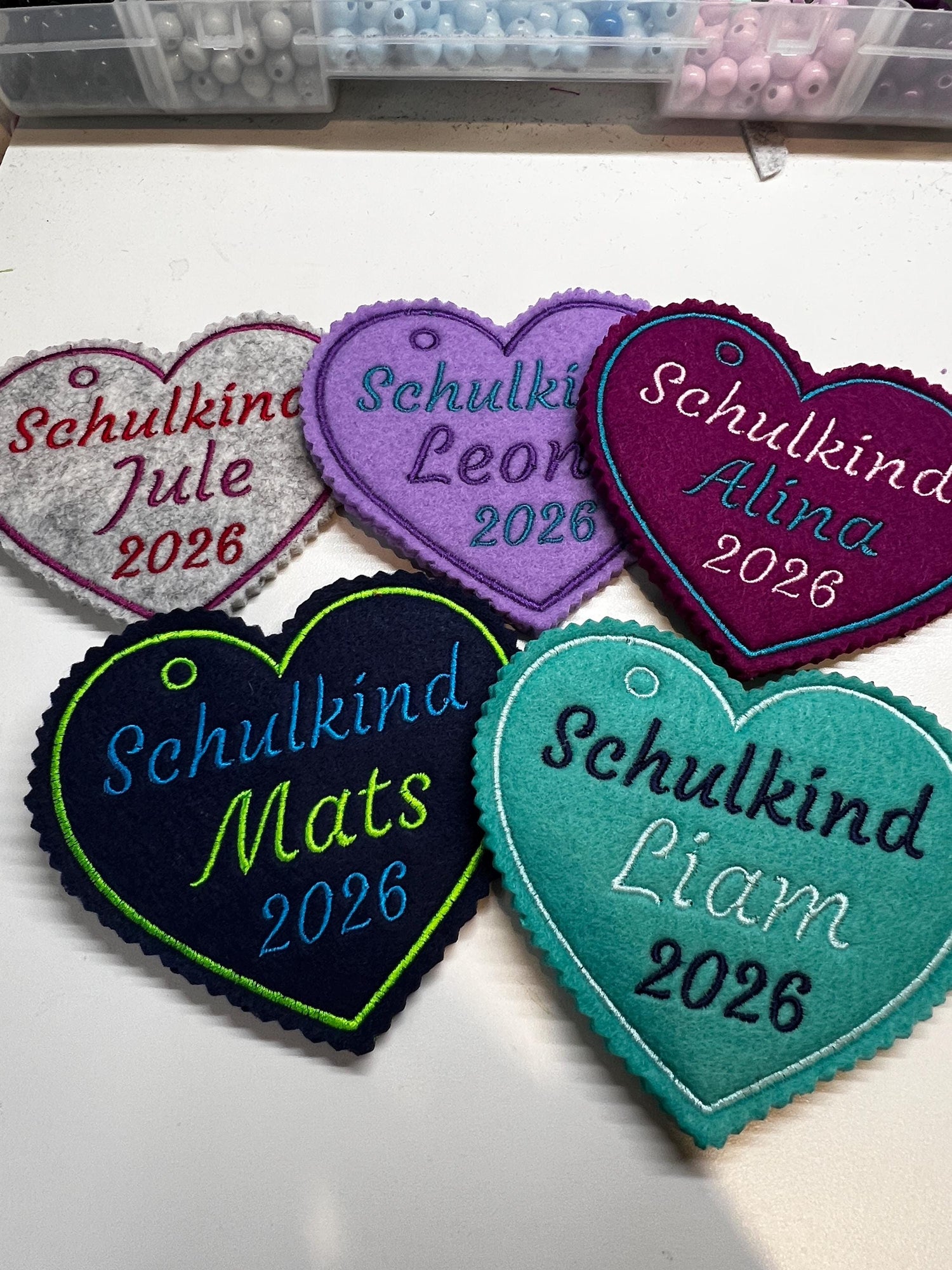 Herzanhänger für Schultüte aus Filz |mit Name hochwertig bestickt | zum Befestigen an der Schultüte für Schulkind 2026