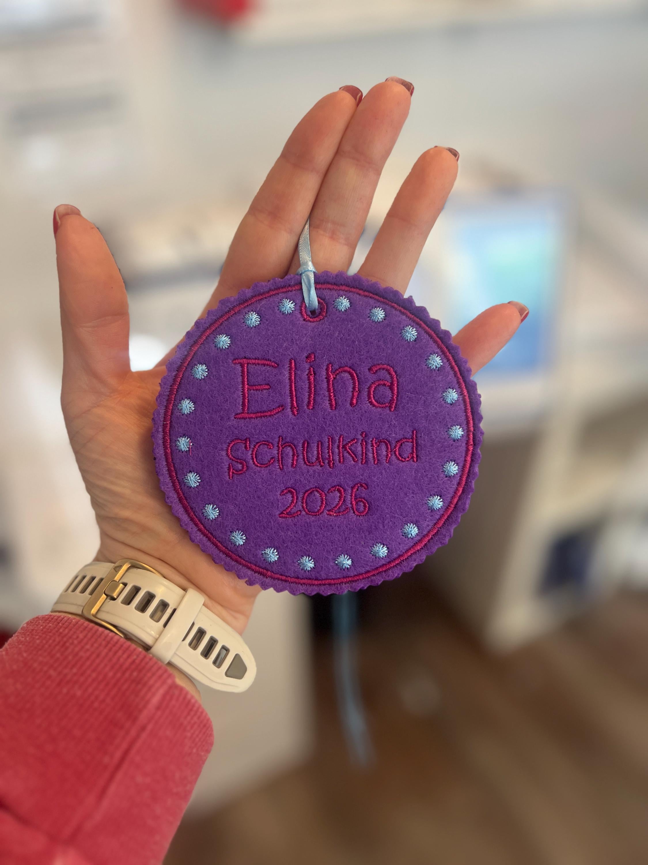 Personalisierter Anhänger für Schultüte | hochwertig bestickt | Geschenk Einschulung 2026