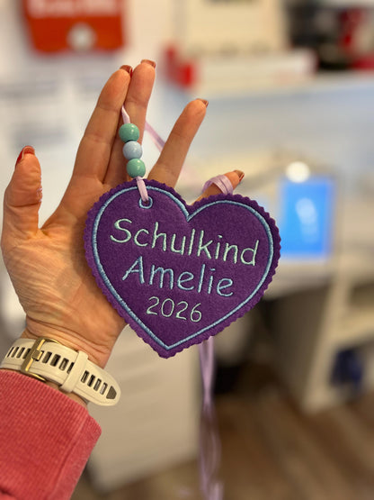 Herzanhänger für Schultüte aus Filz |mit Name hochwertig bestickt | zum Befestigen an der Schultüte für Schulkind 2026