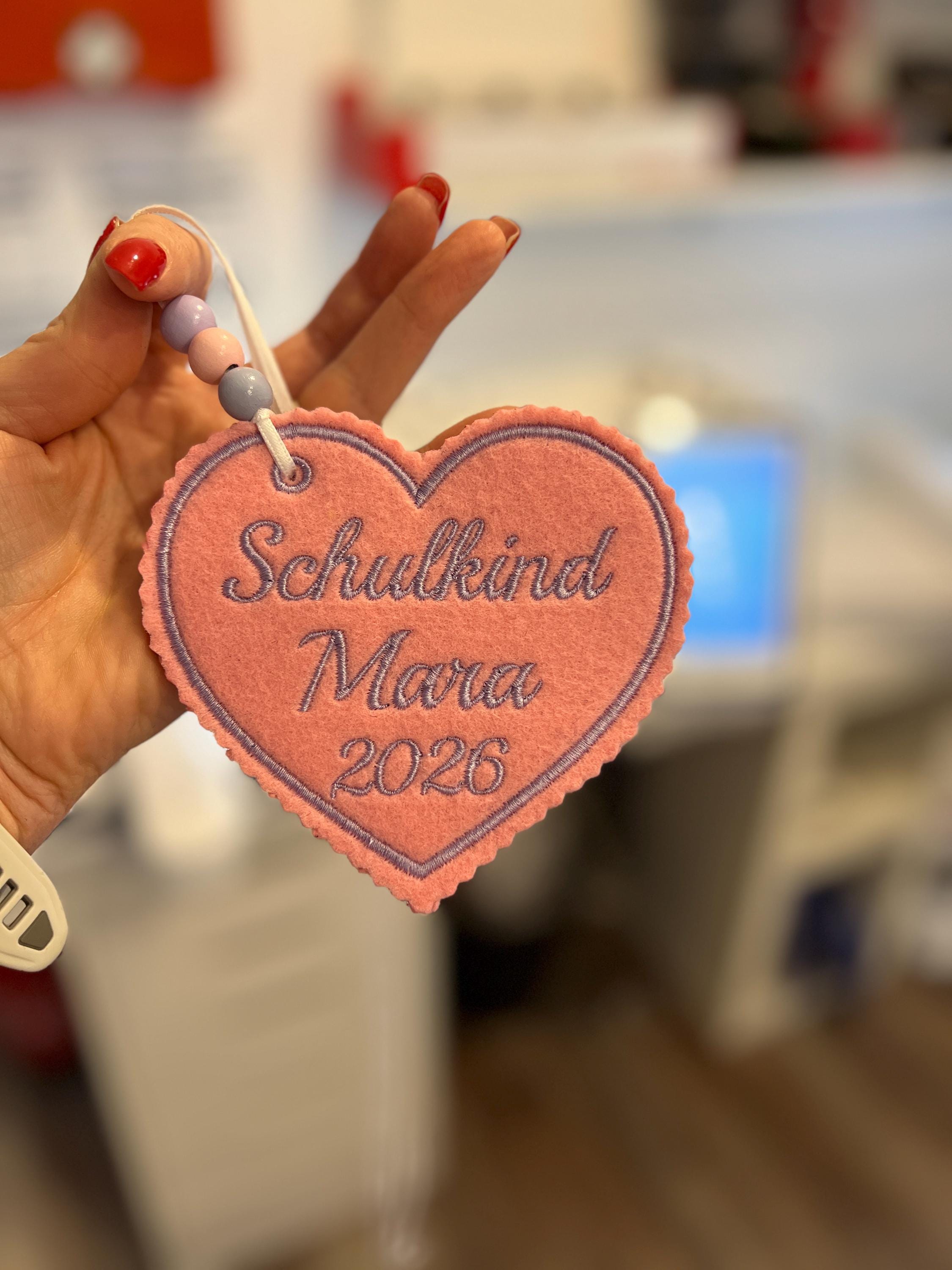 Herzanhänger für Schultüte aus Filz |mit Name hochwertig bestickt | zum Befestigen an der Schultüte für Schulkind 2026