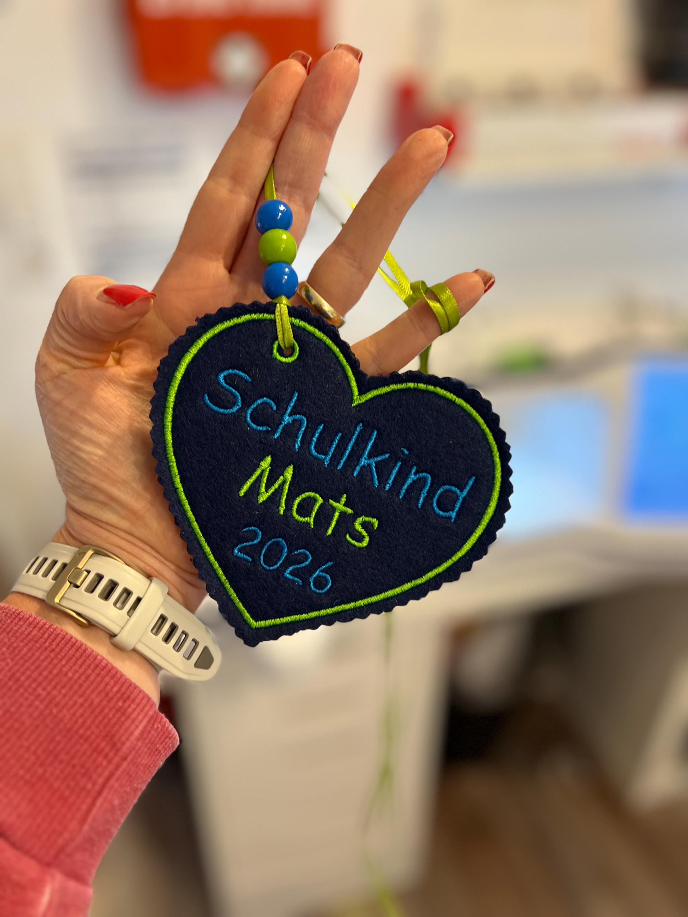 Herzanhänger für Schultüte aus Filz |mit Name hochwertig bestickt | zum Befestigen an der Schultüte für Schulkind 2026