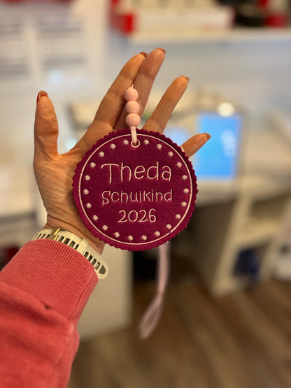Personalisierter Anhänger für Schultüte | hochwertig bestickt | Geschenk Einschulung 2026