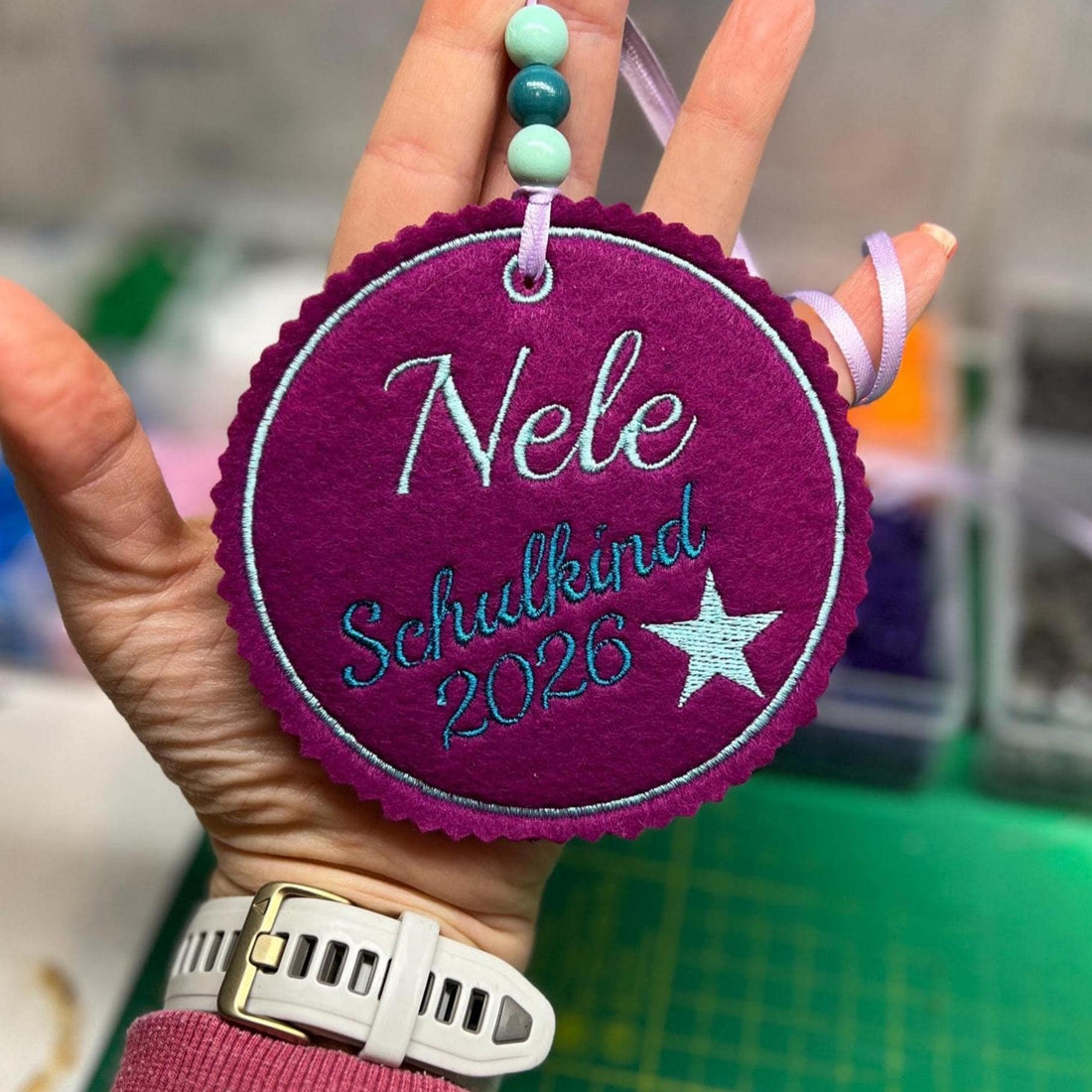Personalisierter Anhänger für Schultüte |mit Name und Motiv hochwertig bestickt | zum Befestigen an der Schultüte oder Schulranzen Tornister