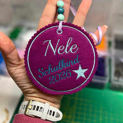 Personalisierter Anhänger für Schultüte |mit Name und Motiv hochwertig bestickt | zum Befestigen an der Schultüte oder Schulranzen Tornister