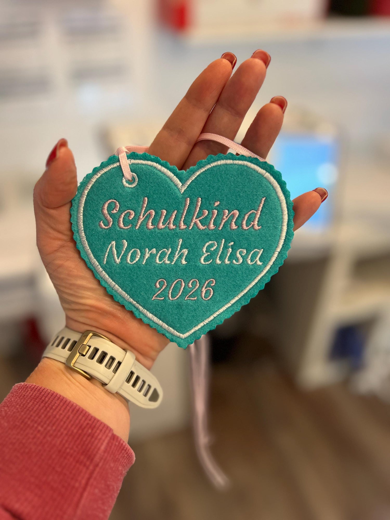 Herzanhänger für Schultüte aus Filz |mit Name hochwertig bestickt | zum Befestigen an der Schultüte für Schulkind 2026