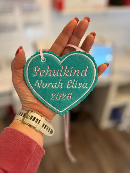 Herzanhänger für Schultüte aus Filz |mit Name hochwertig bestickt | zum Befestigen an der Schultüte für Schulkind 2026