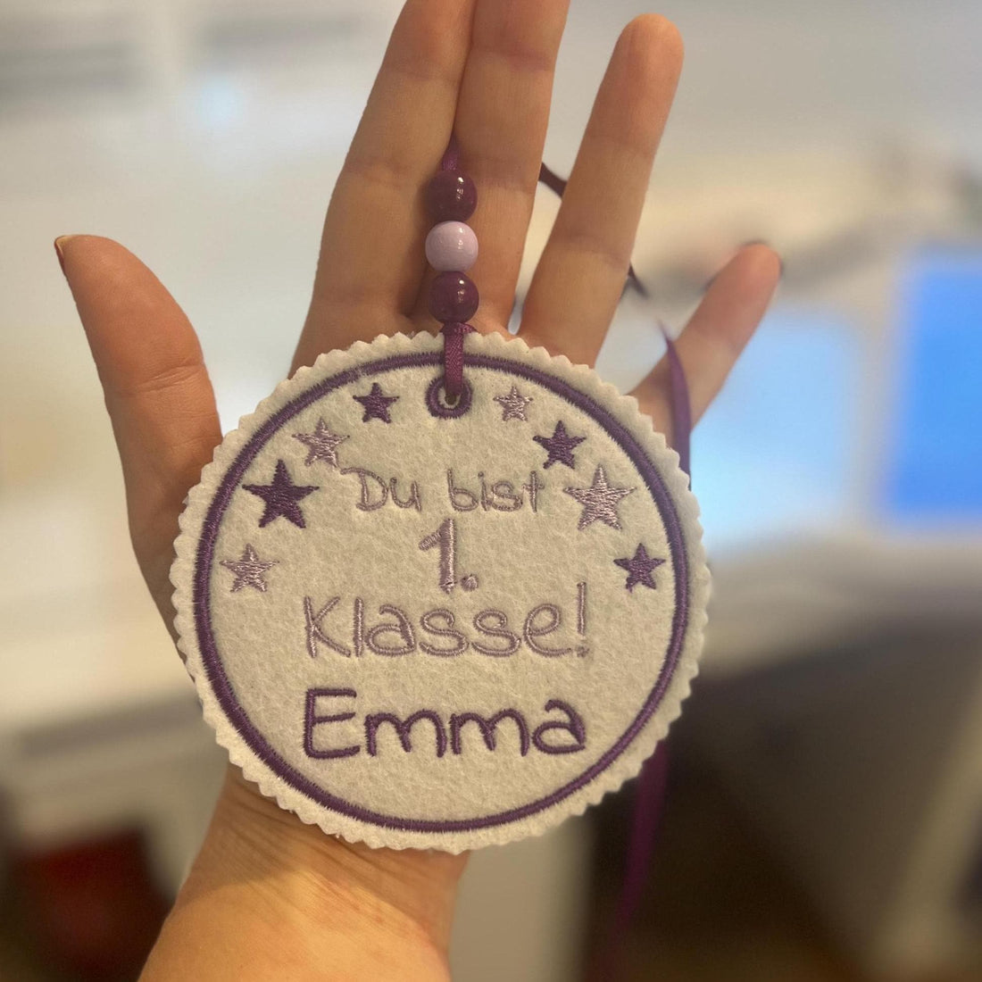 Personalisierter Anhänger für Schultüte | hochwertig bestickt | Geschenk Einschulung 2026