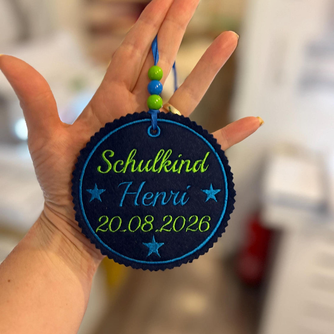 Personalisierter Anhänger für Schultüte |mit Name des Kindes und Datum der Einschulung hochwertig bestickt | zum Befestigen an Schultüte