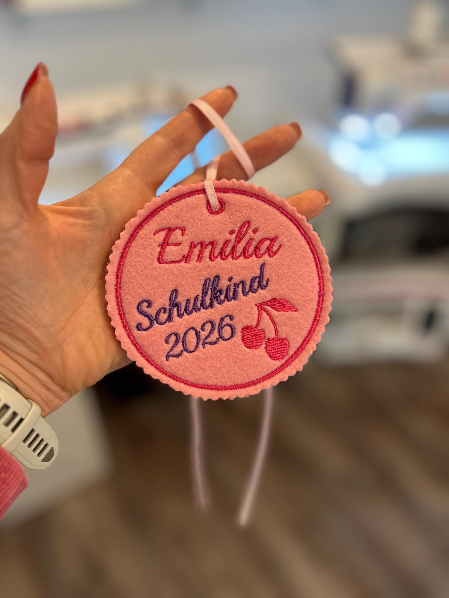 Personalisierter Anhänger für Schultüte |mit Name und Motiv hochwertig bestickt | zum Befestigen an der Schultüte mit Rückseite
