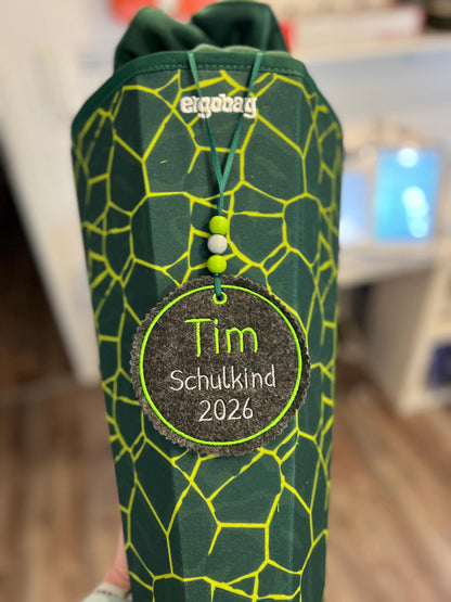 Personalisierter Anhänger für Schultüte |mit Name und Motiv hochwertig bestickt | zum Befestigen an der Schultüte oder Schulranzen Tornister