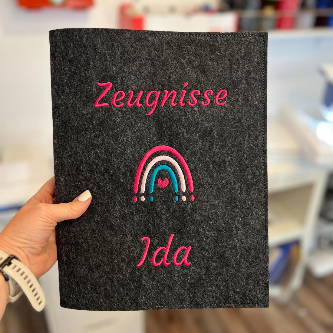 Personalisierte Zeugnismappe mit Regenbogen aus Filz hochwertig bestickt