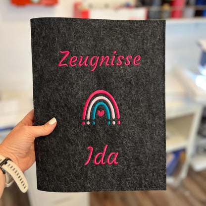 Personalisierte Zeugnismappe mit Regenbogen aus Filz hochwertig bestickt
