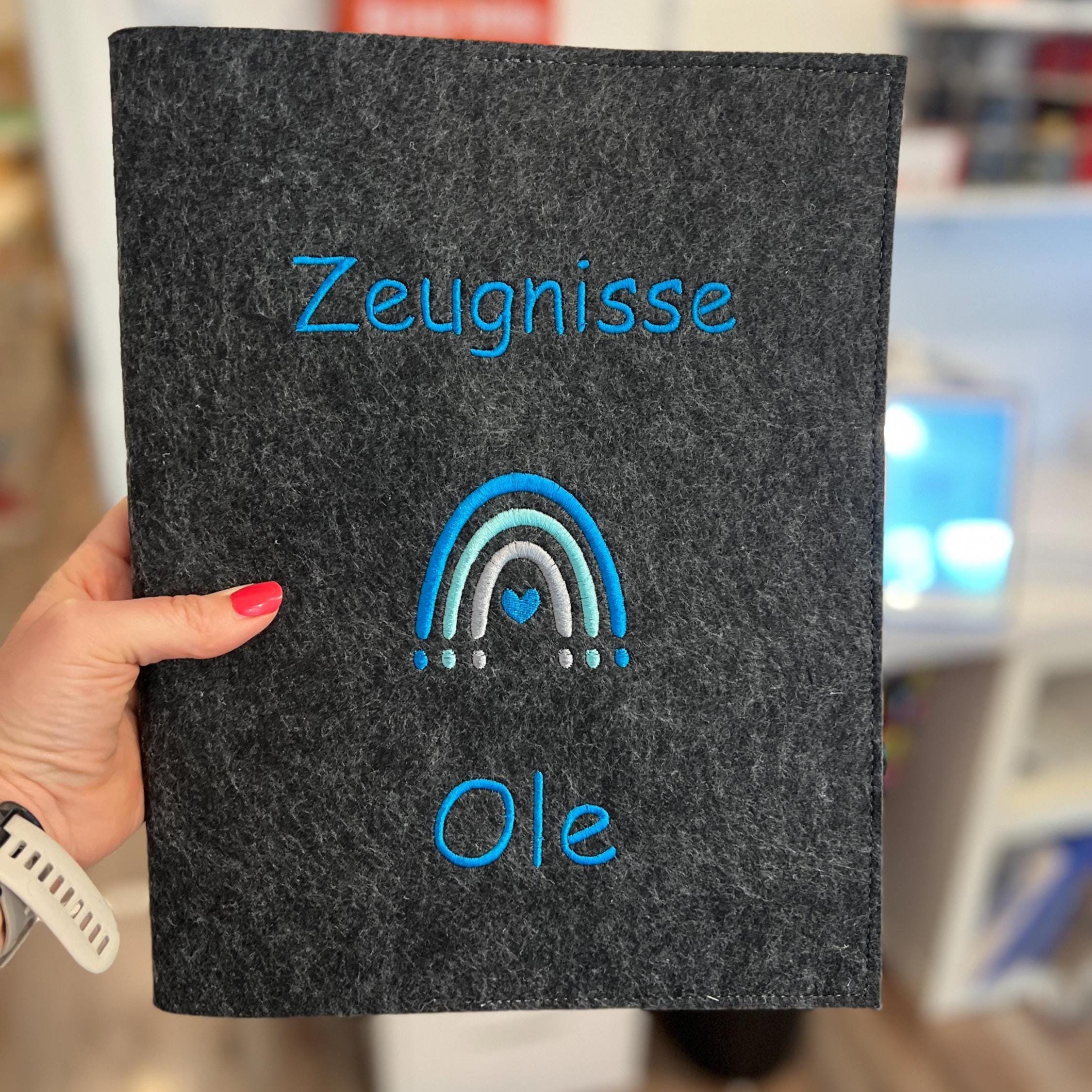 Personalisierte Zeugnismappe mit Regenbogen aus Filz hochwertig bestickt