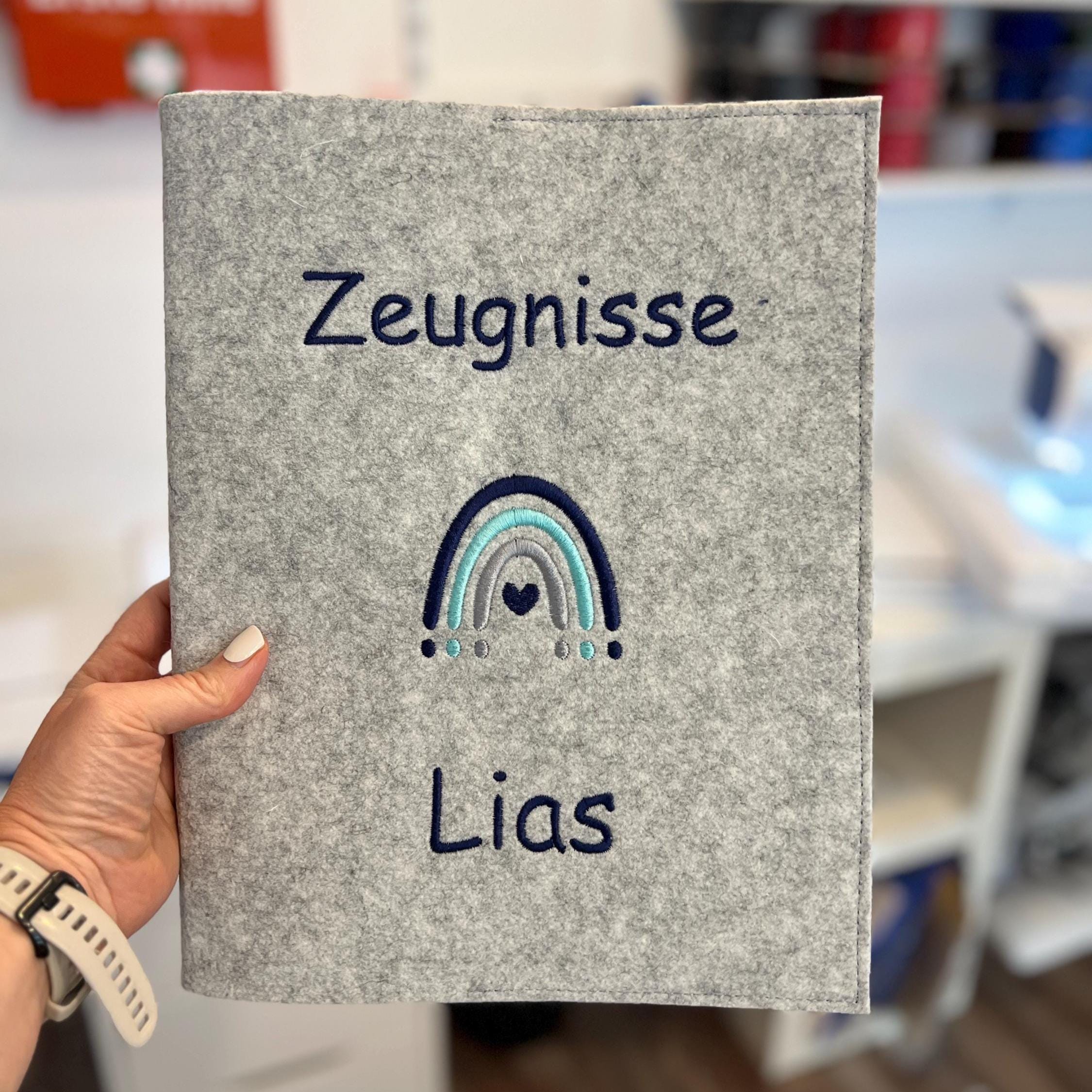 Personalisierte Zeugnismappe mit Regenbogen aus Filz hochwertig bestickt
