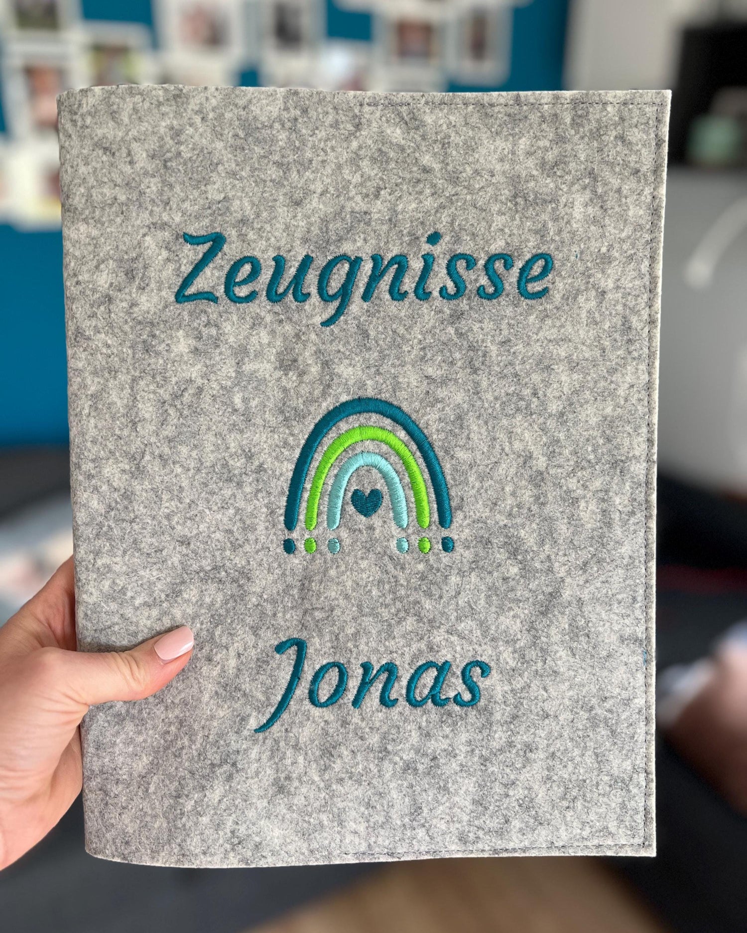 Personalisierte Zeugnismappe mit Regenbogen aus Filz hochwertig bestickt