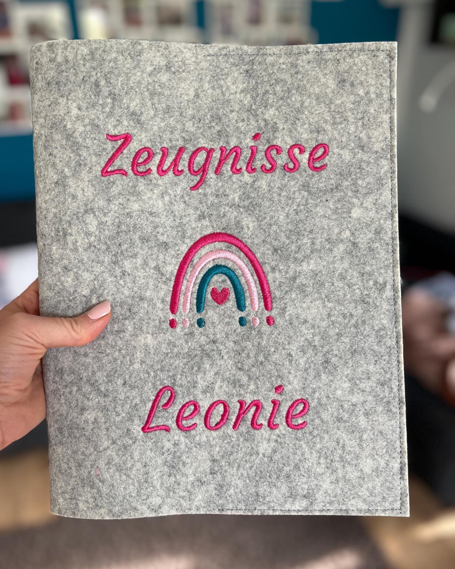 Personalisierte Zeugnismappe mit Regenbogen aus Filz hochwertig bestickt