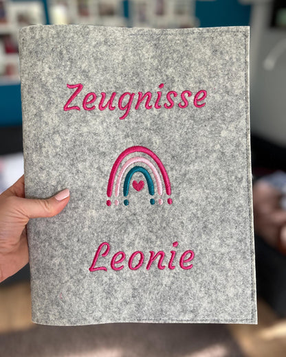 Personalisierte Zeugnismappe mit Regenbogen aus Filz hochwertig bestickt
