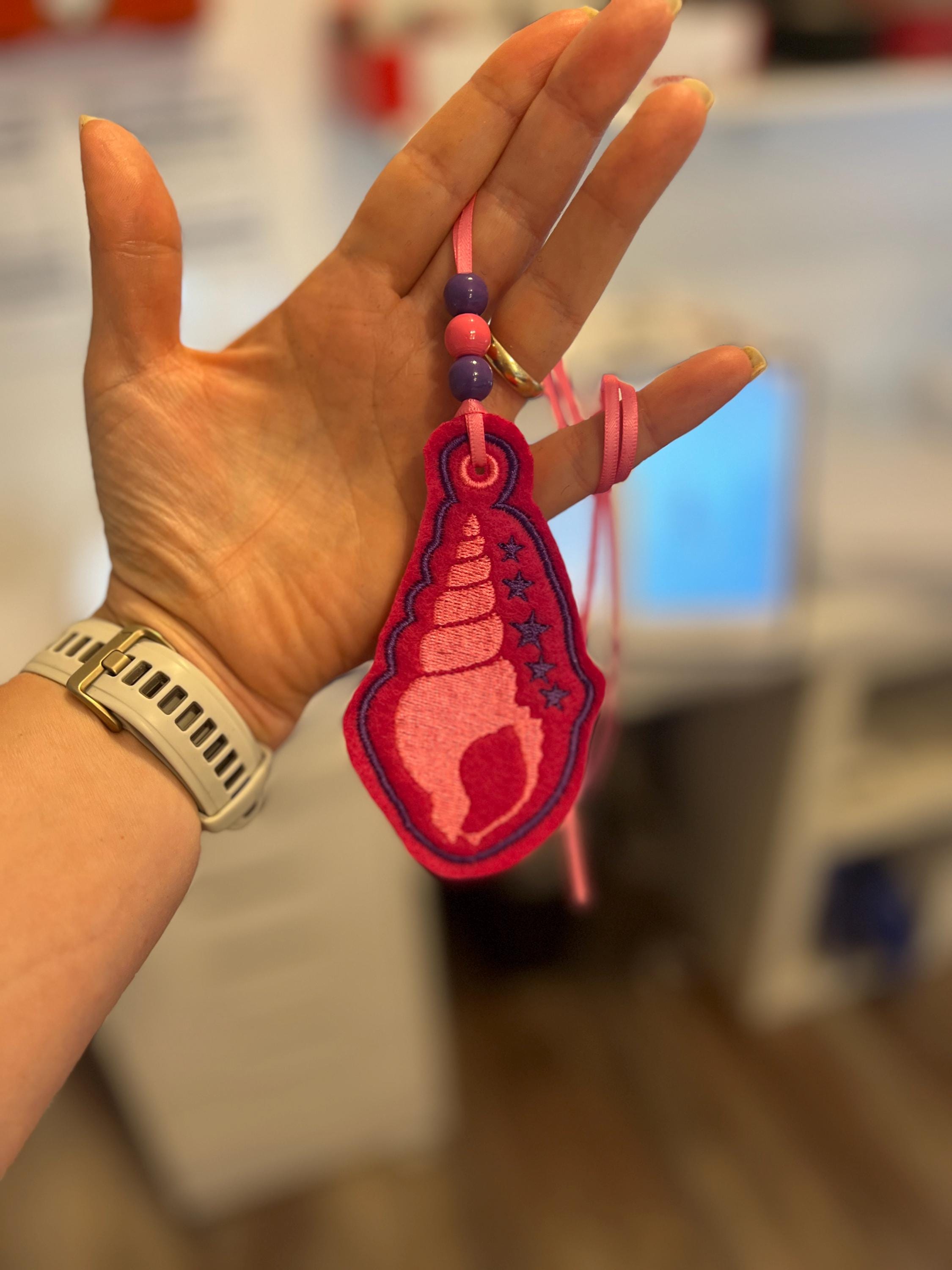 Motiv Anhänger für Schultüte Muschel mit Sternchen hochwertig bestickt zum Befestigen mit Satinband