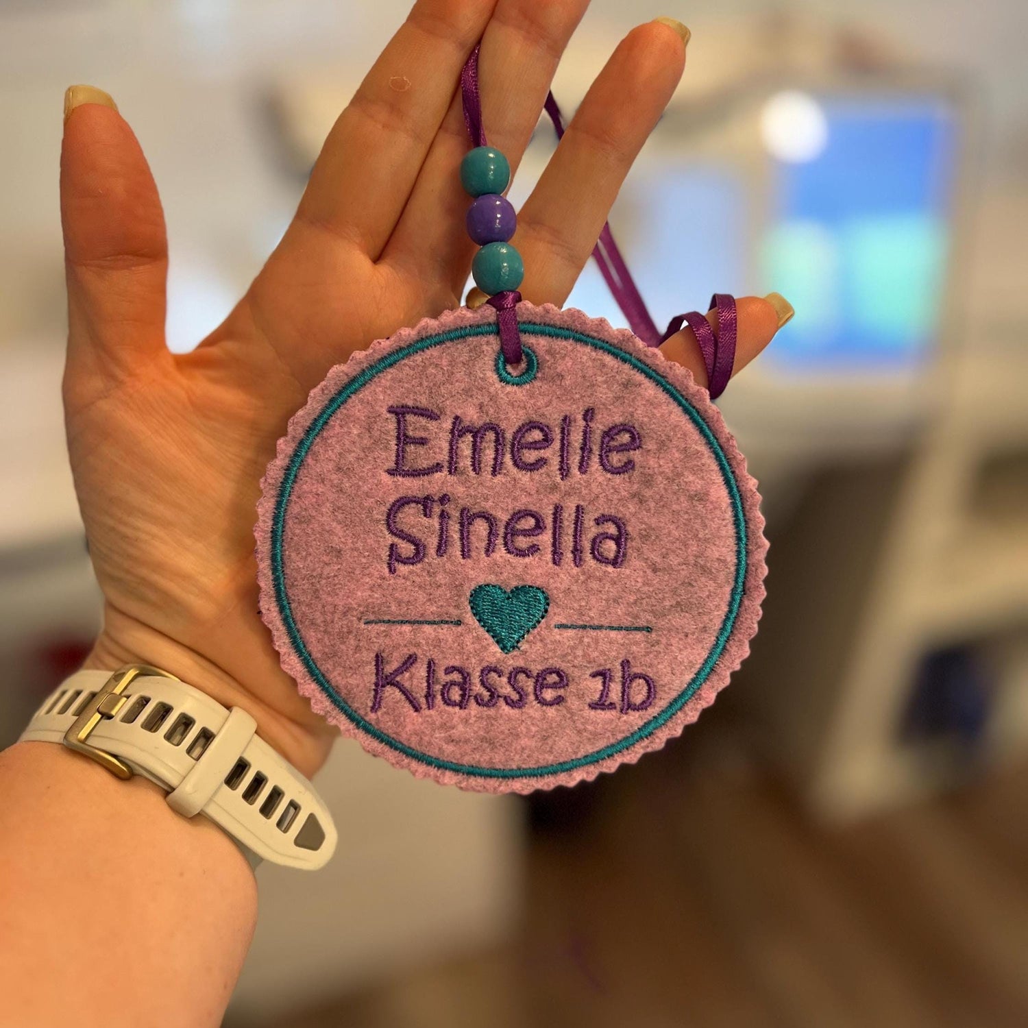Schultütenanhänger mit Name und Klasse 1 hochwertig bestickt