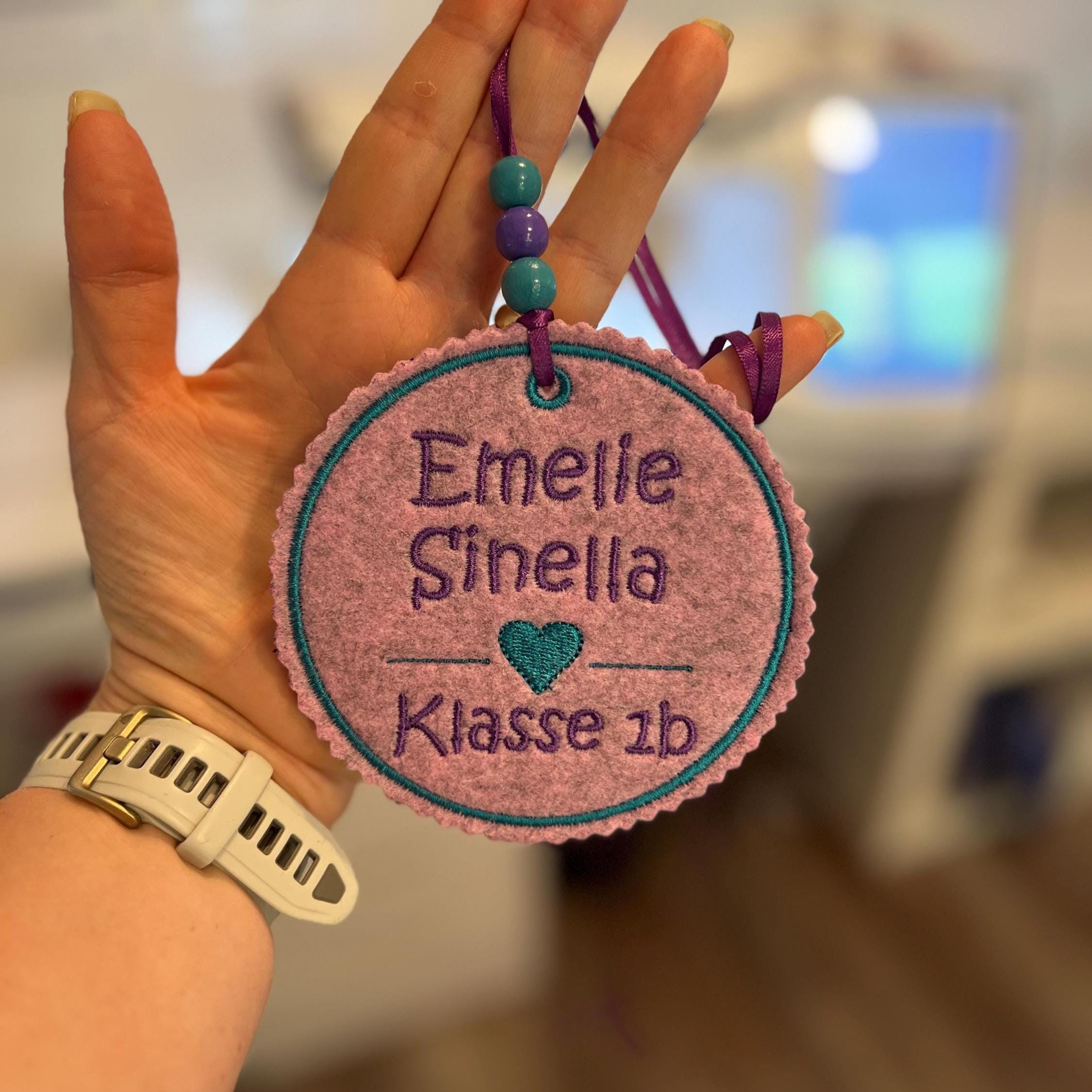 Schultütenanhänger mit Name und Klasse 1 hochwertig bestickt