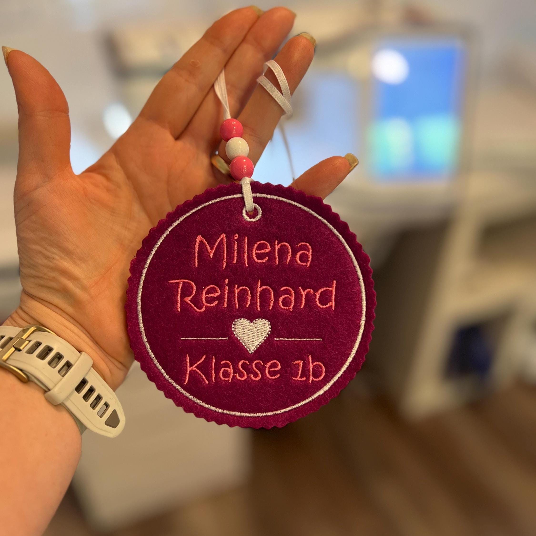 Schultütenanhänger mit Name und Klasse 1 hochwertig bestickt