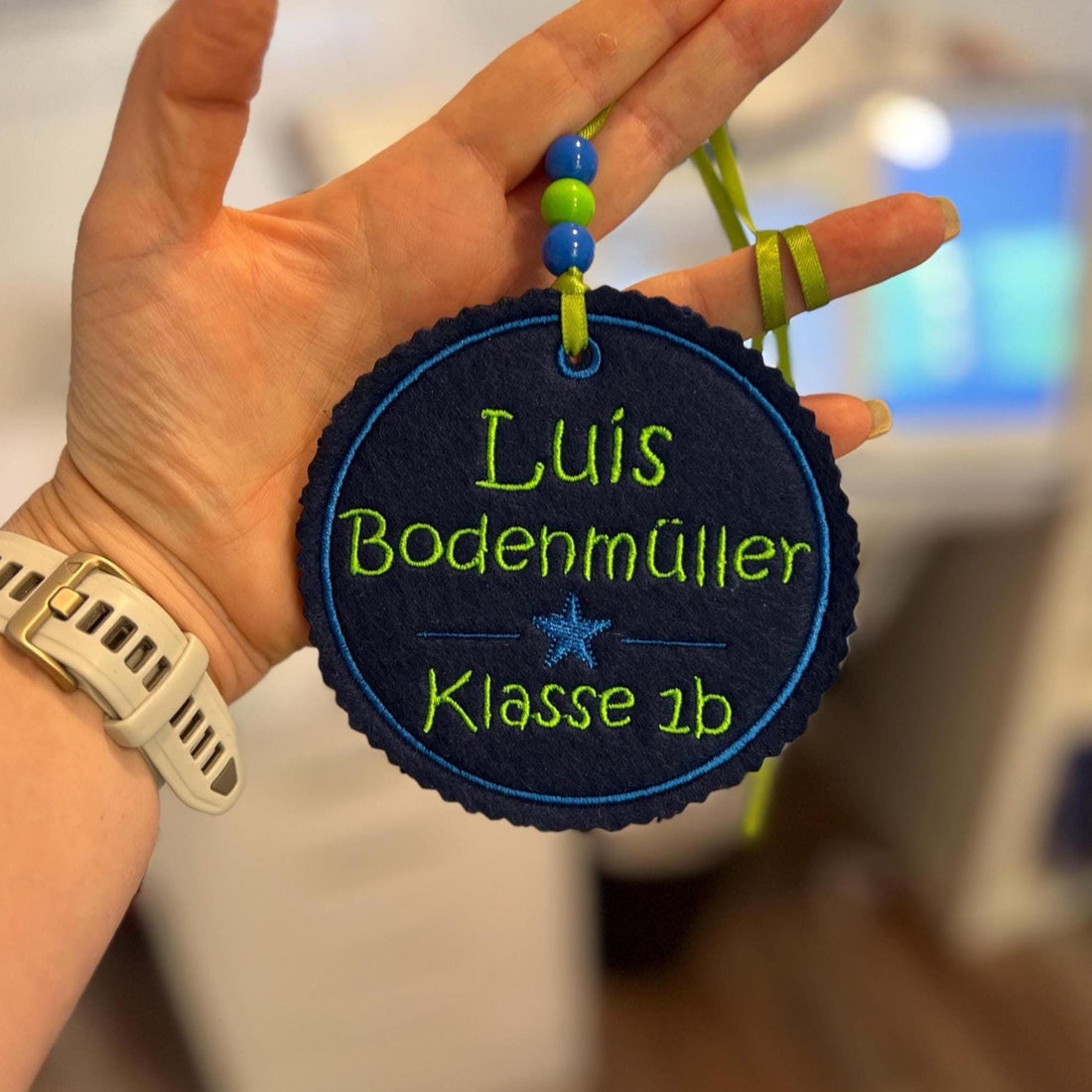 Schultütenanhänger mit Name und Klasse 1 hochwertig bestickt