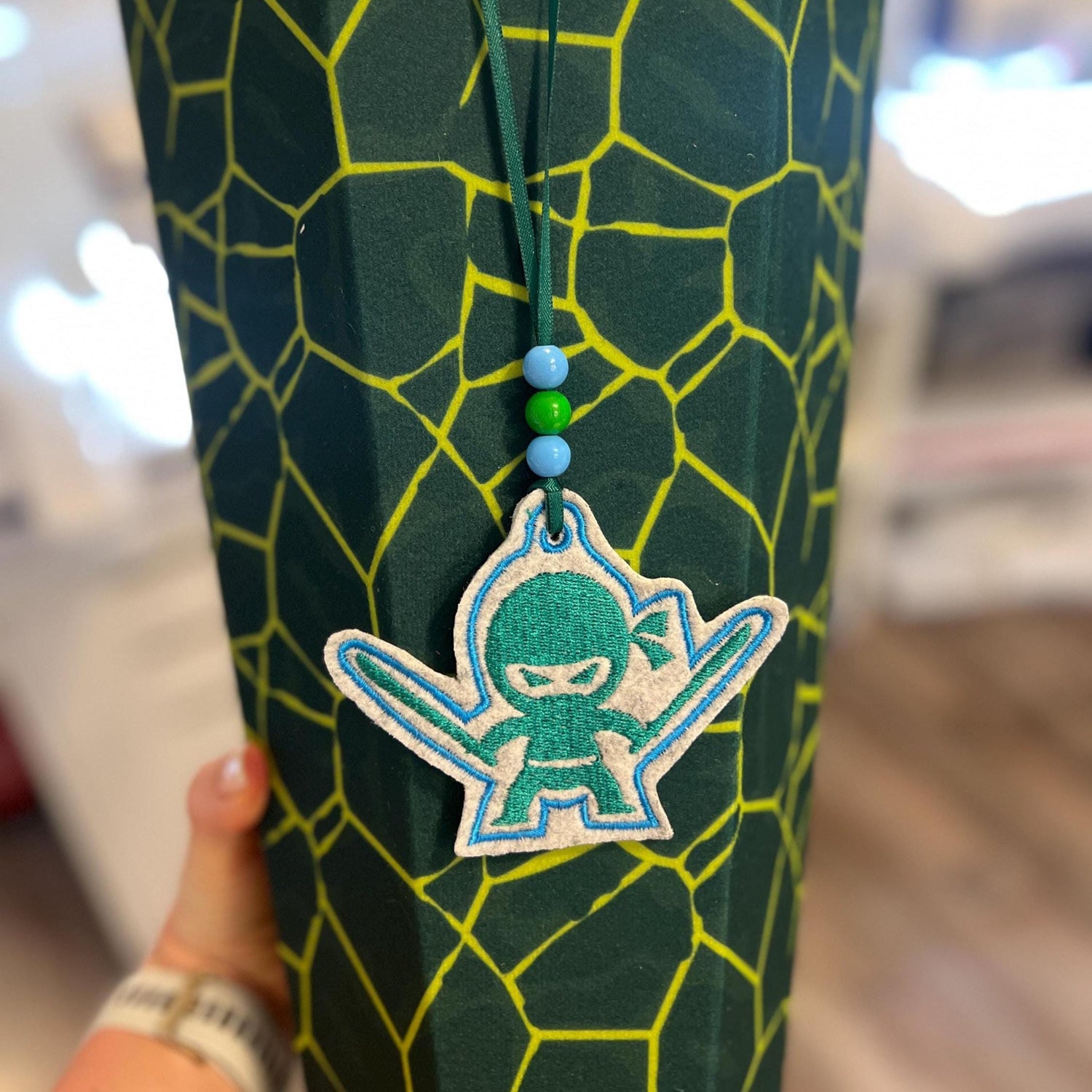 Anhänger für Schultüte Ninja Kämpfer hochwertig bestickt zum Befestigen mit Satinband