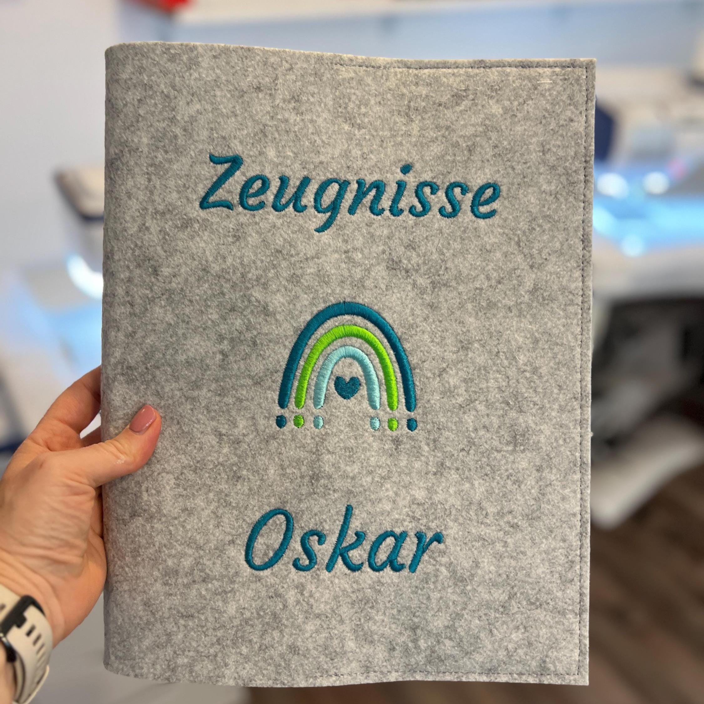Personalisierte Zeugnismappe mit Regenbogen aus Filz hochwertig bestickt