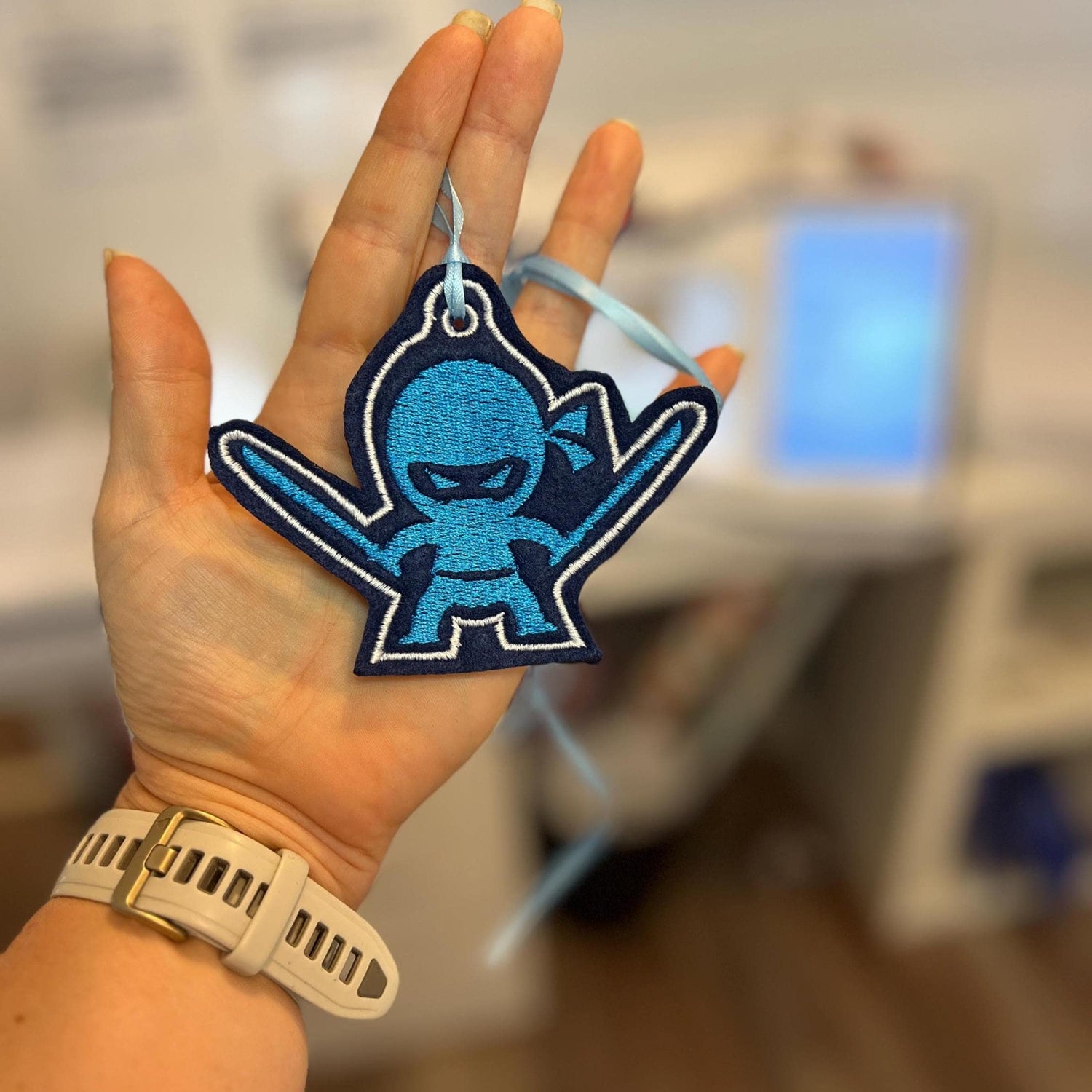 Anhänger für Schultüte Ninja Kämpfer hochwertig bestickt zum Befestigen mit Satinband
