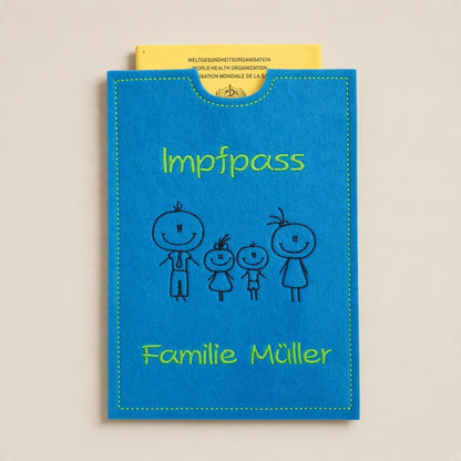 Impfpasshülle aus türkisem Filz mit gesticktem Schriftzug Impfpass, Strichmännchen-Familie und Familie Müller