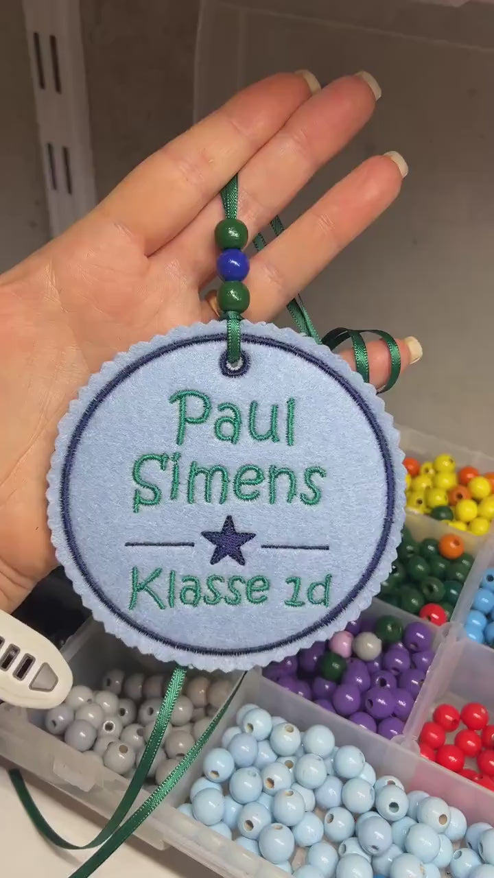 Schultütenanhänger mit Name und Klasse 1 hochwertig bestickt