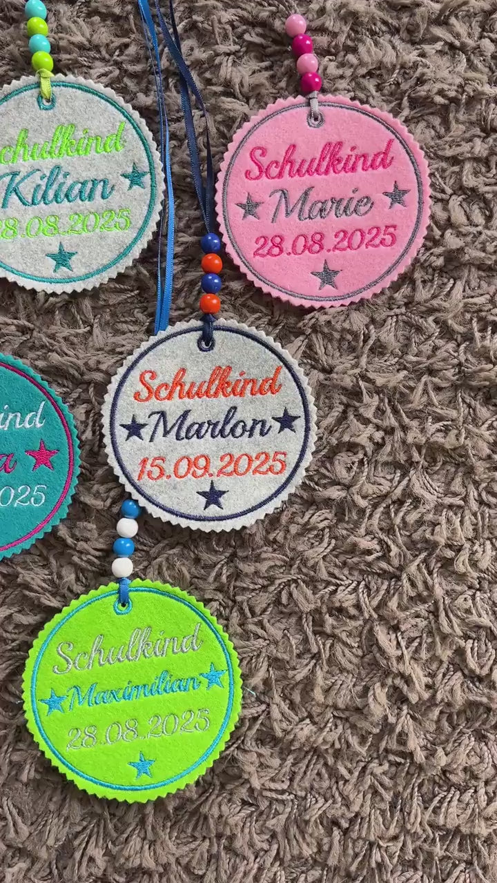 Personalisierter Anhänger für Schultüte |mit Name des Kindes und Datum der Einschulung hochwertig bestickt | zum Befestigen an Schultüte