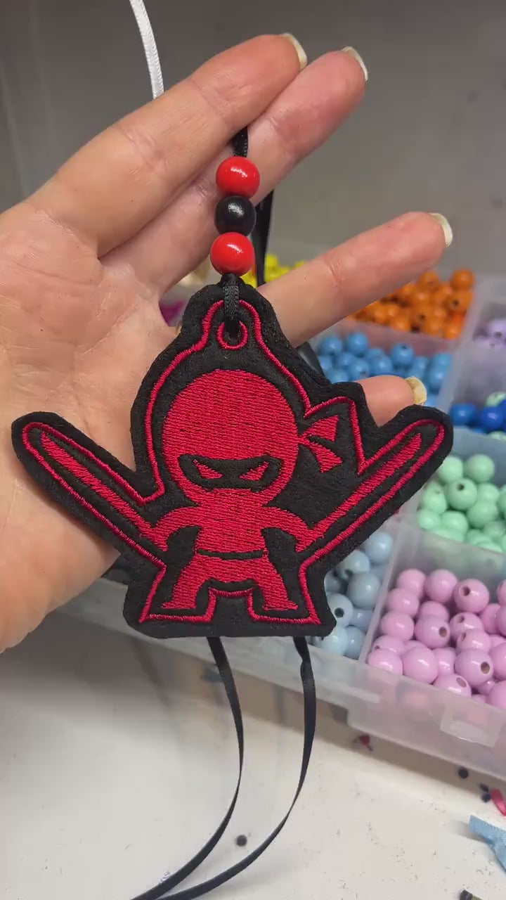 Anhänger für Schultüte Ninja Kämpfer hochwertig bestickt zum Befestigen mit Satinband