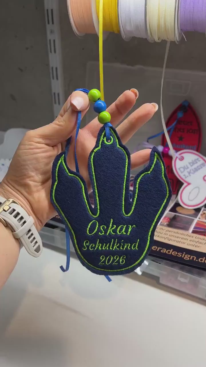Personalisierter Dino Anhänger für Schultüte |mit Name hochwertig bestickt | zum Befestigen an der Schultüte