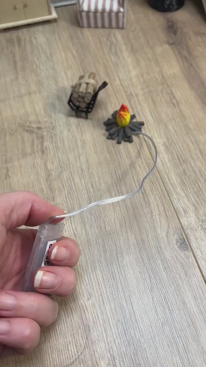 Wichtel Feuerstelle mit Leuchtfunktion mit Holzständer und Feuerholz Miniatur