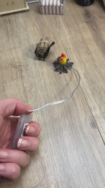 Wichtel Feuerstelle mit Leuchtfunktion mit Holzständer und Feuerholz Miniatur