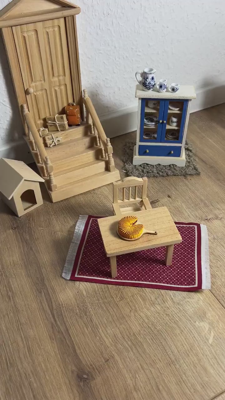 Wichtel Kuchen auf Holzbrett Miniatur ca. 3cm