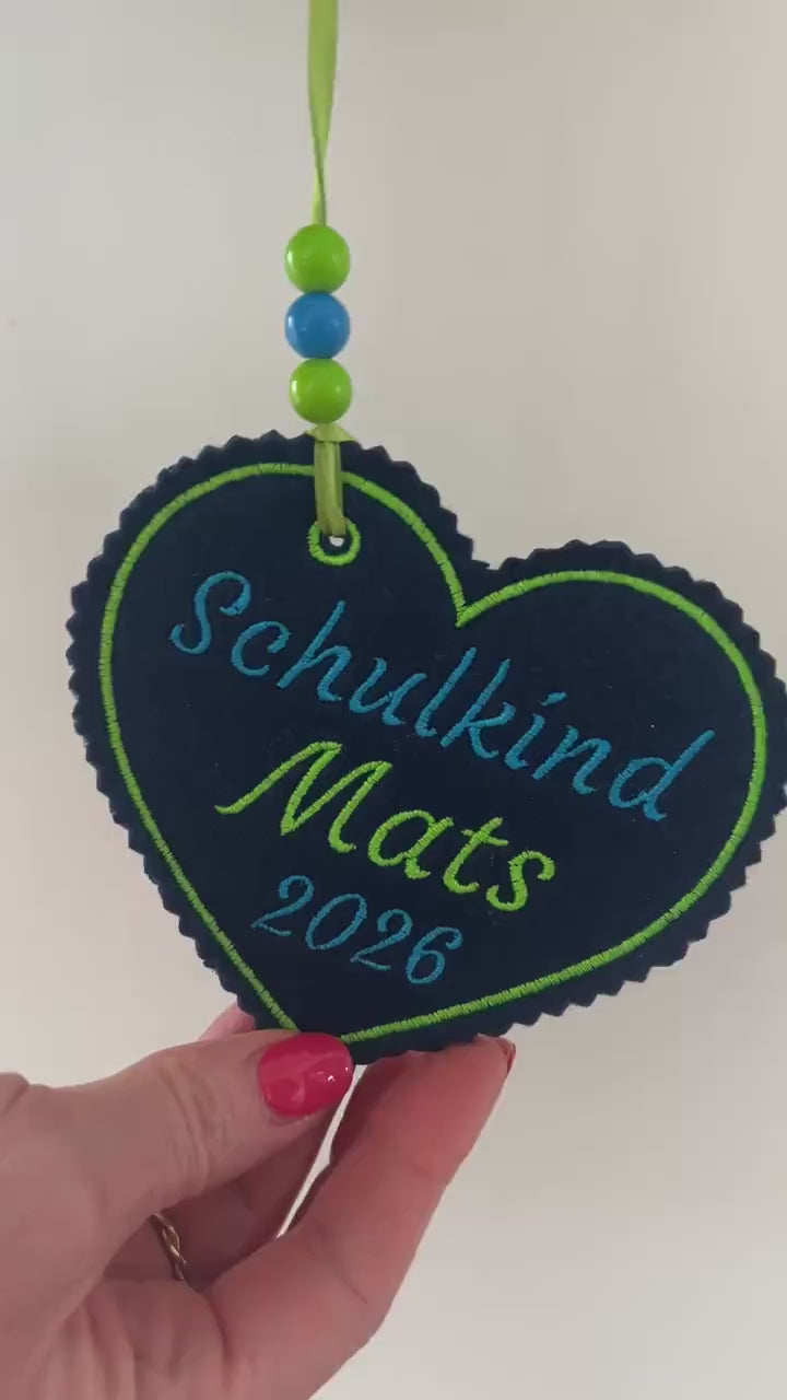 Herzanhänger für Schultüte aus Filz |mit Name hochwertig bestickt | zum Befestigen an der Schultüte für Schulkind 2026