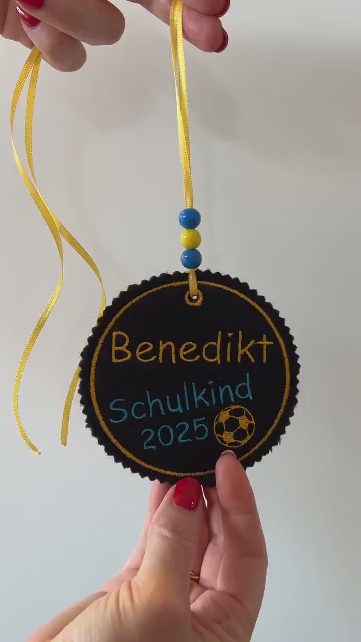 Personalisierter Anhänger für Schultüte |mit Name und Motiv hochwertig bestickt | zum Befestigen an der Schultüte mit Rückseite