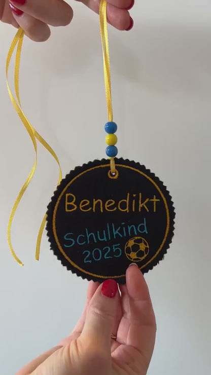 Personalisierter Anhänger für Schultüte |mit Name und Motiv hochwertig bestickt | zum Befestigen an der Schultüte mit Rückseite