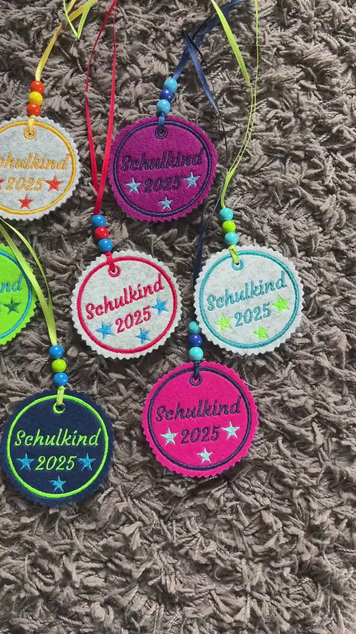 Einschulung 2025 | personalisierter Anhänger für Schultüte | hochwertig bestickt | zum Befestigen an der Schultüte Schulranzen Tornister