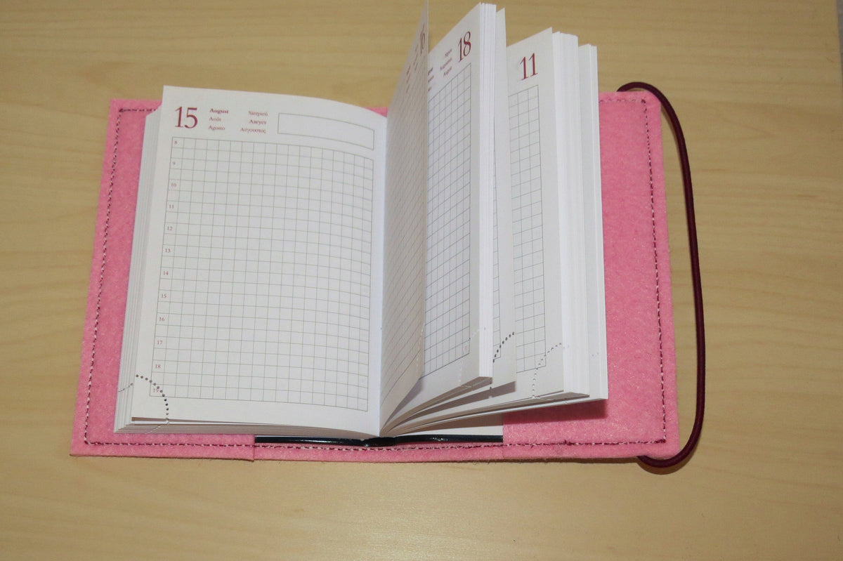 Aufgeschlagene Kalenderhülle A6 aus Filz mit eingelegtem undatiertem Kalender